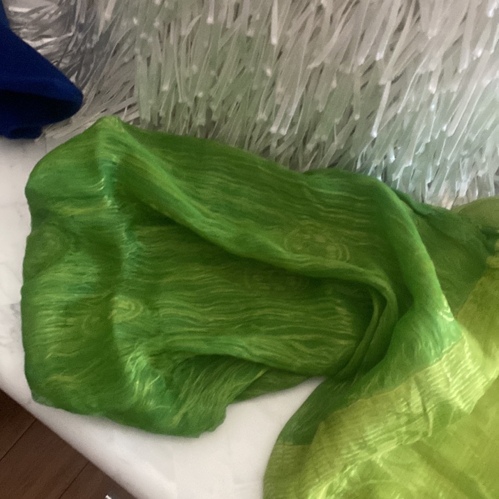 Beautiful green silk scarf from Hong Kong! - Picture 5 of 5